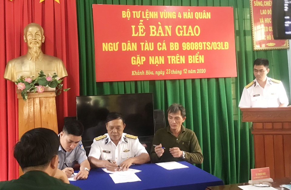 Kiểm ngư cứu thành công 3 ngư dân Bình Định bị nạn trên biển - 1 Kiểm ngư cứu thành công 3 ngư dân Bình Định bị nạn trên biển - 1