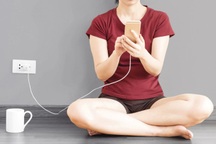 Dùng điện thoại khi đang cắm sạc, người phụ nữ bị điện giật tử vong