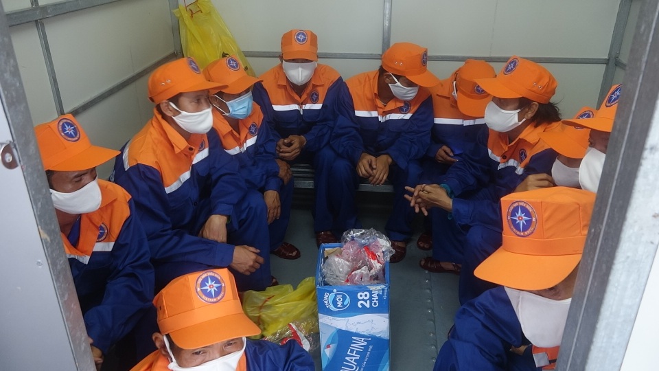 Tàu đâm vào đá chìm trên biển, 13 ngư dân may mắn được cứu sống - 1 Tàu đâm vào đá chìm trên biển, 13 ngư dân may mắn được cứu sống - 1