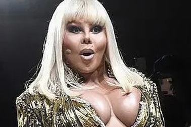 Lil' Kim khoe ngực táo bạo