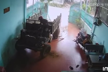 Xe công nông mất lái, tông sập cổng nhà ven đường