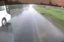 Nổi bật tuần qua: Khoảnh khắc xe khách phóng nhanh bị xe tải tông lật