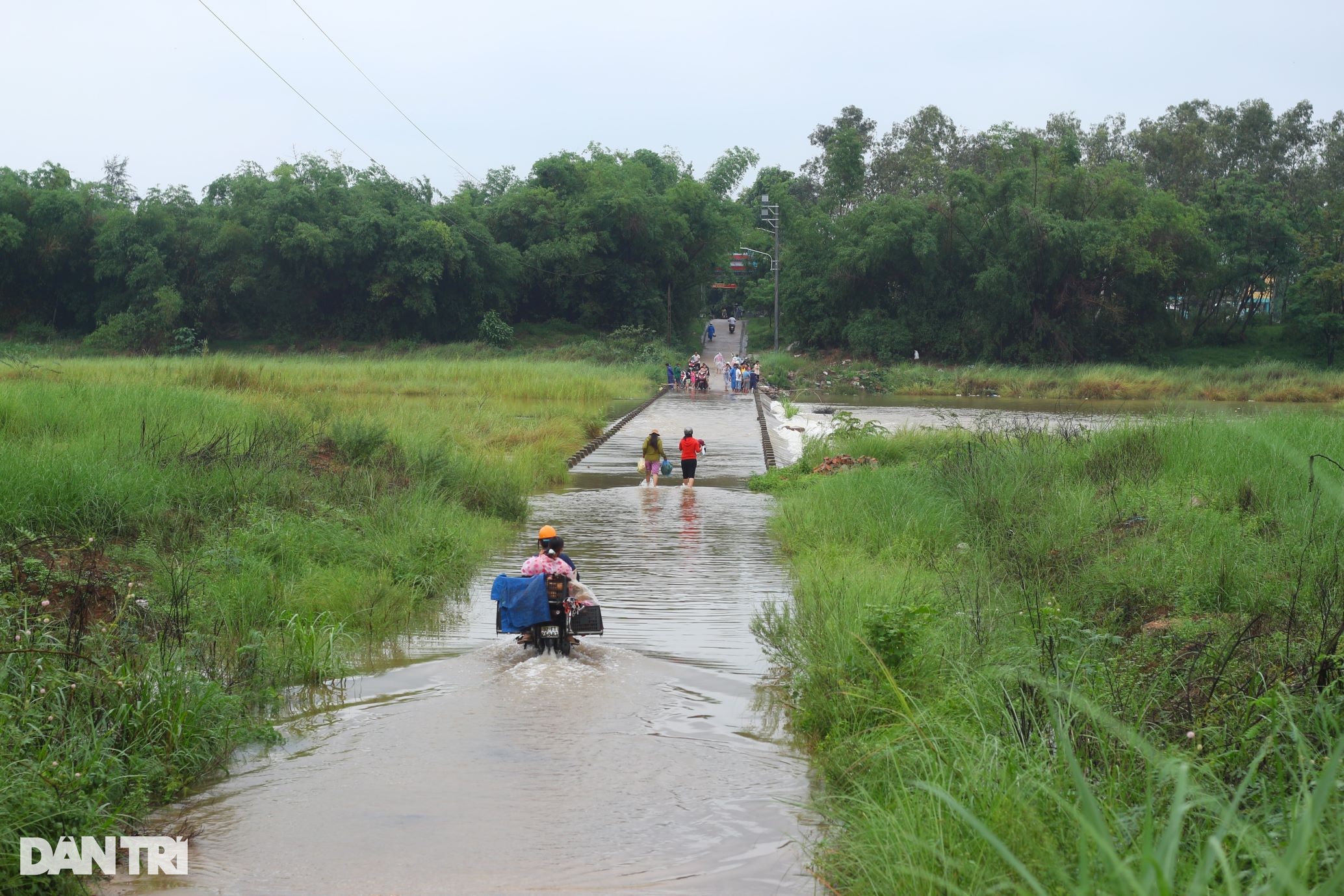 Mưa trắng trời, người dân liều mình băng qua dòng nước chảy xiết - 1