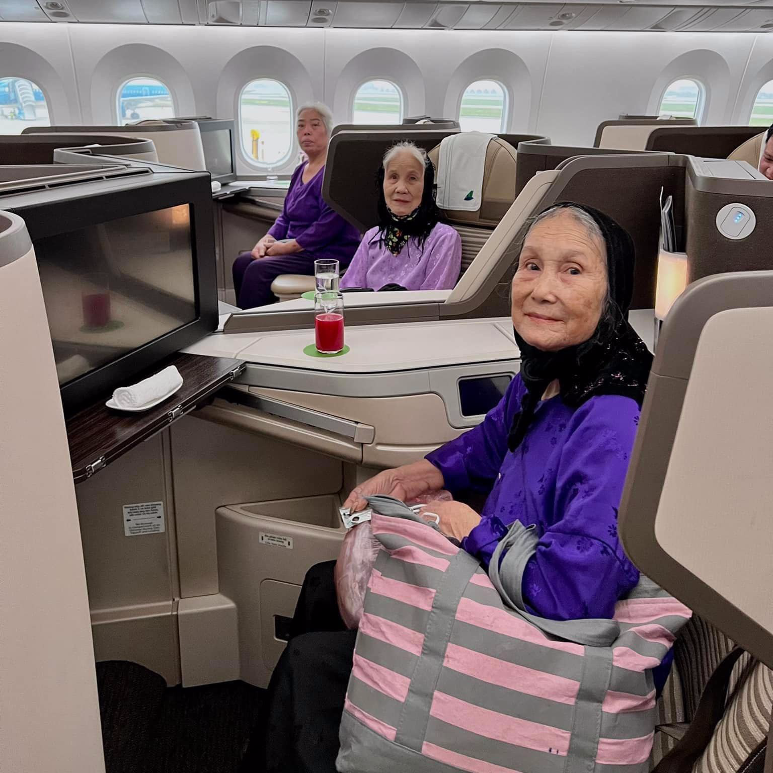 Cụ bà 100 tuổi và em gái bay hạng thương gia du lịch Phú Quốc gây sốt mạng - 1