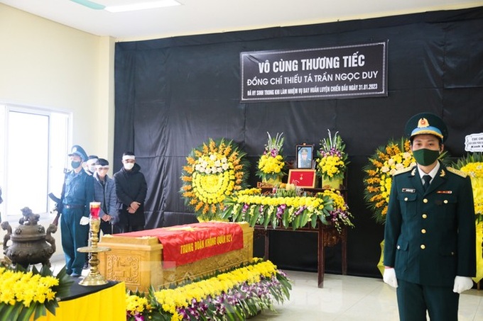 Lễ tang thiếu tá phi công Trần Ngọc Duy tại Yên Bái, sáng 1/2. Ảnh: Hân Nguyễn