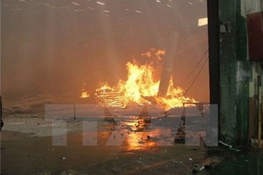 "Bà hỏa" bất ngờ ghé thăm, toàn bộ cửa hàng xe máy bị thiêu rụi