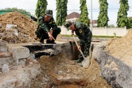 Thông tin mộ tập thể 70-90 liệt sĩ: Dõi theo từng mét đất được mở ra