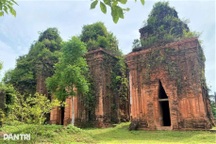 Tháp chăm nghìn tuổi mới trùng tu, gạch đã mủn nát