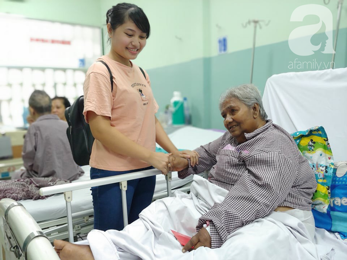 Cụ bà bị giật vé số té đập đầu hôn mê được hỗ trợ 50 triệu đồng: Tiền dư tôi chuyển cho bệnh nhân khác - Ảnh 4. Cụ bà bị giật vé số té đập đầu hôn mê được hỗ trợ 50 triệu đồng: Tiền dư tôi chuyển cho bệnh nhân khác - Ảnh 4.