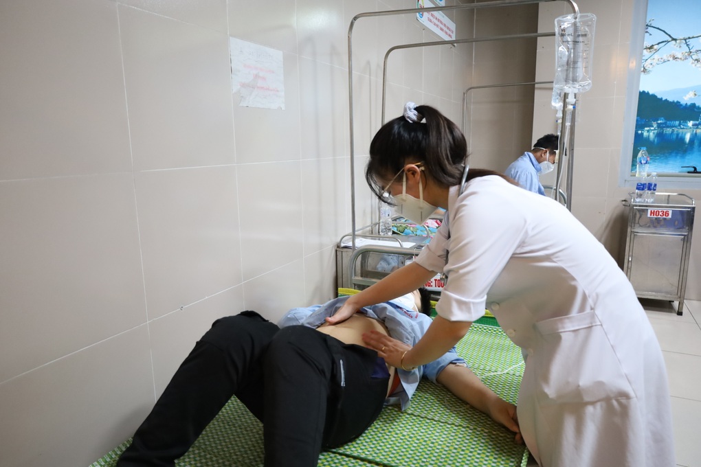 Ăn tiết canh dê tại tiệc cưới, hàng chục người nhập viện, một ca tử vong - 1 Ăn tiết canh dê tại tiệc cưới, hàng chục người nhập viện, một ca tử vong - 1
