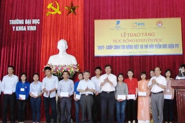 Nghệ An: Trao 100 suất học bổng Khuyến học cho HS, SV nghèo