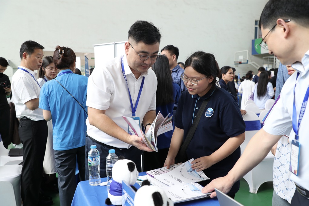 Die Hanoi National University arbeitet mit chinesischen Partnern zusammen, um hochqualifiziertes Personal auszubilden - 2 ĐHQG Hà Nội phối hợp với đối tác Trung Quốc đào tạo nhân lực chất lượng cao - 2