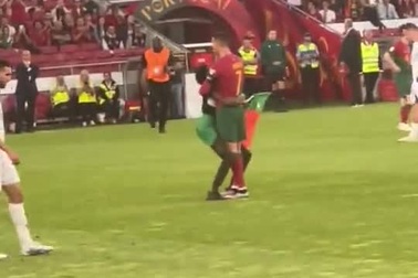 CĐV lao vào sân ôm và nhấc bổng Ronaldo lên không trung