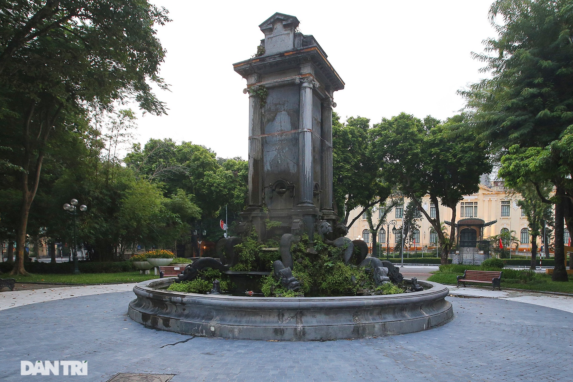 Nhà cổ mặt tiền Hà Nội phô bày nét đẹp khi vắng bóng hàng quán và xe cộ - 14