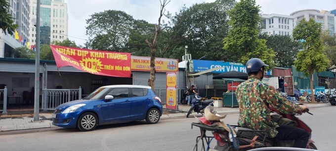 Vi phạm trật tự đô thị tràn lan tại ngõ số 7 đường Tôn Thất Thuyết, phường Dịch Vọng Hậu, Hà Nội.