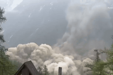 Khoảnh khắc sông băng bất ngờ đổ sụp, chôn vùi ngôi làng trong tích tắc