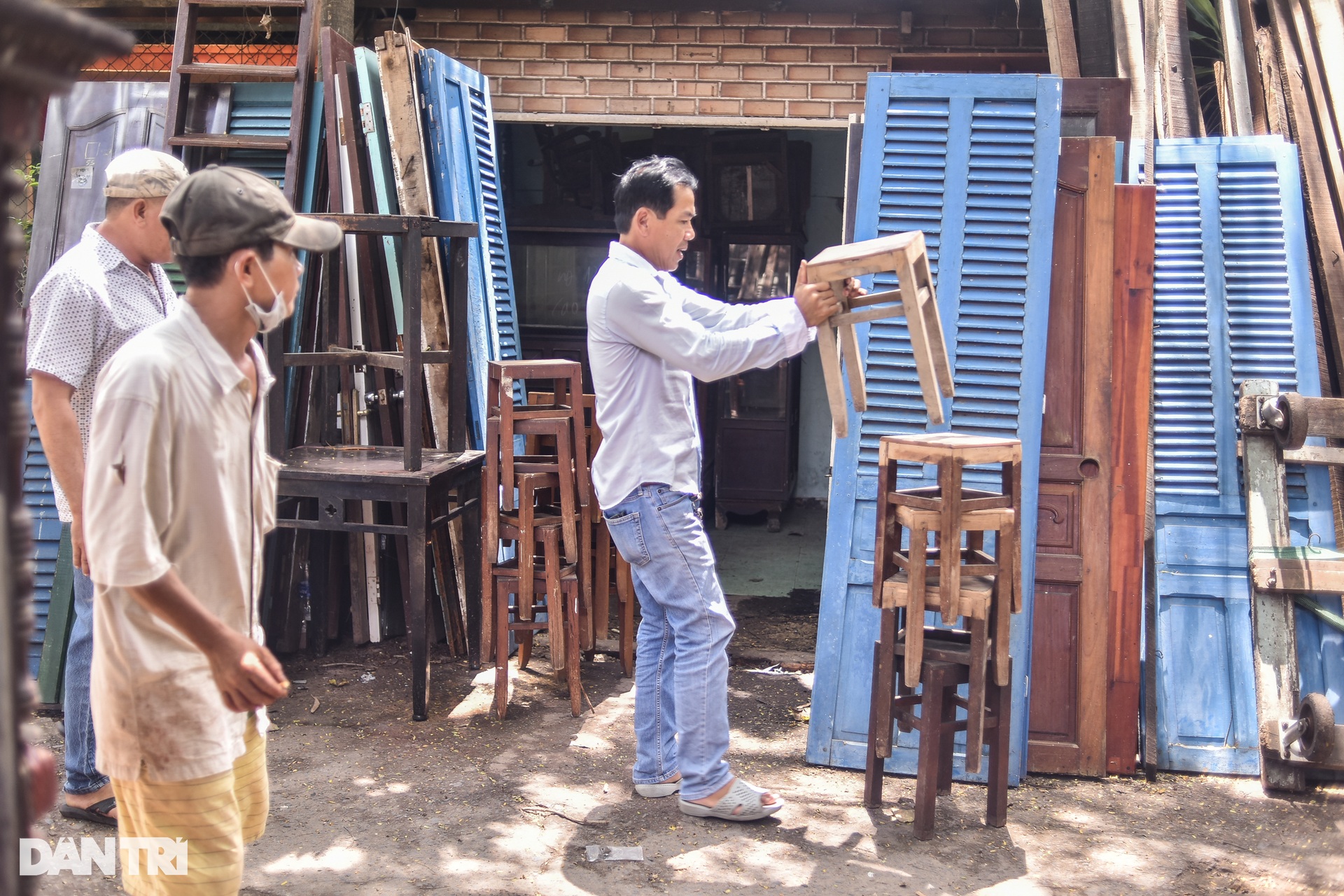Cuộc hồi sinh nội thất cũ ở xóm gỗ TPHCM - 9 Cuộc hồi sinh nội thất cũ ở xóm gỗ TPHCM - 9