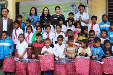 Quảng Trị: Trao hàng trăm suất quà Tết cho học sinh vùng khó khăn