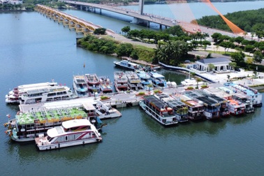 Thời tiết thất thường, tàu du lịch lơ là an toàn sẽ cấm rời bến