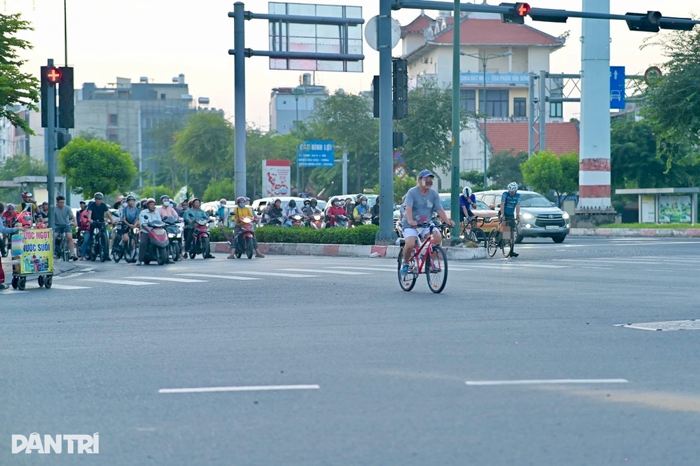 Xe đạp vượt đèn đỏ, chạy vào làn ô tô trên đại lộ ở TPHCM - 2 Xe đạp vượt đèn đỏ, chạy vào làn ô tô trên đại lộ ở TPHCM - 2