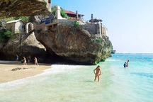 Indonesia lần đầu mở cửa thiên đường du lịch Bali sau 18 tháng