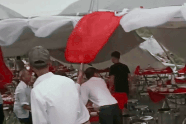 Đám cưới gặp dông lốc, chủ nhà bất lực nhìn rạp sập, 30 mâm cỗ tan tành