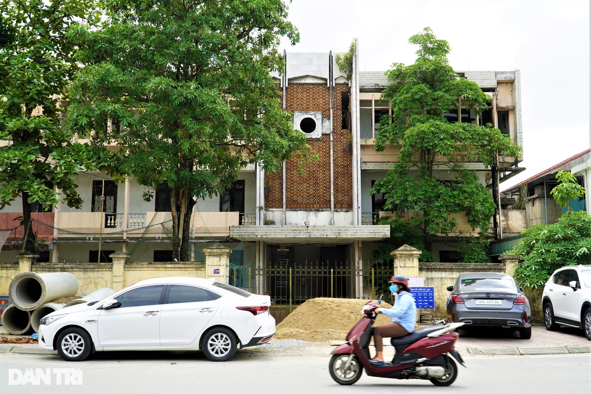 Hàng loạt trụ sở, nhà khách bỏ hoang tại các vị trí đất vàng ở Hà Tĩnh - 12 Hàng loạt trụ sở, nhà khách bỏ hoang tại các vị trí đất vàng ở Hà Tĩnh - 12