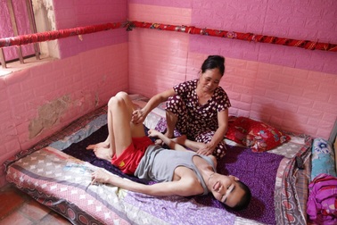 Thương cảnh người phụ nữ khốn khổ một mình vật vã nuôi con bệnh tật