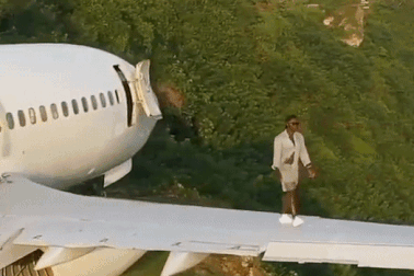 Du khách nhảy nhót, đi bộ để "sống ảo" bất chấp trên cánh máy bay