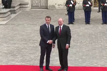 Tổng thống Nga - Pháp lần đầu gặp mặt