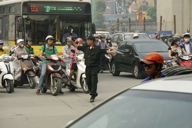 Cảnh sát cơ động được tuần tra công khai kết hợp hóa trang