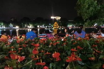 Dòng người háo hức kéo về hồ Gươm từ sớm "đợi" pháo hoa