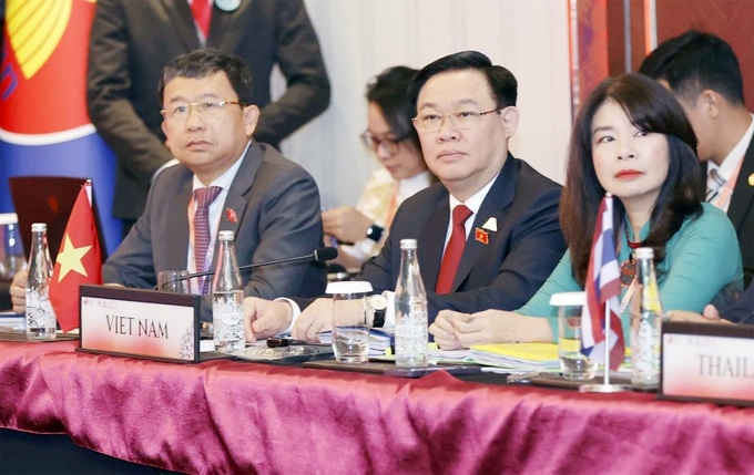 Chủ tịch Quốc hội Vương Đình Huệ và thành viên Đoàn đại biểu Việt Nam dự phiên họp.
