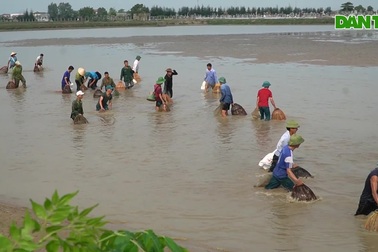 Cả trăm "nơm thủ" hào hứng mua vé xuống hồ săn cá