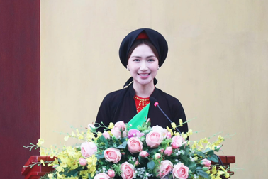 Hòa Minzy biểu diễn trong chương trình nghệ thuật tại Điện Biên