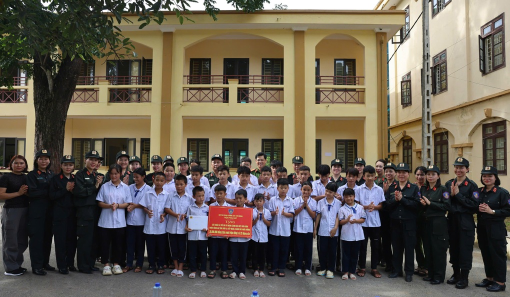 Hội phụ nữ CSCĐ tặng quà cho các em nhỏ mồ côi tại Sơn La - 1 Hội phụ nữ CSCĐ tặng quà cho các em nhỏ mồ côi tại Sơn La - 1