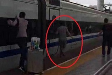 Kẹt tay vào cửa, chàng trai phải chạy theo khi tàu cao tốc đang rời sân ga