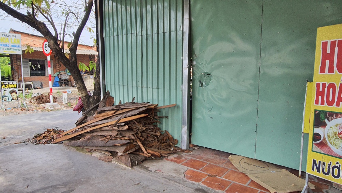 Nam thanh niên bị đánh tới tấp sau cú lao xe vào nhà dân - 3 Nam thanh niên bị đánh tới tấp sau cú lao xe vào nhà dân - 3