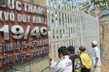 Người dân kéo đến nghía qua khe cửa căn nhà Tuấn “khỉ” bị tiêu diệt