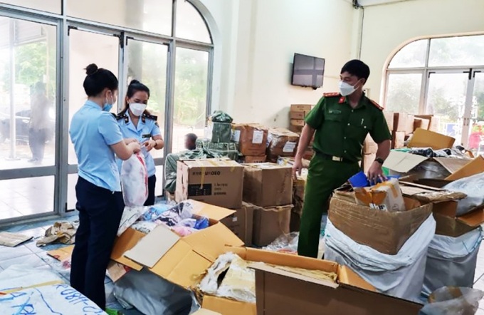 Lực lượng chức năng đang kiểm đếm số lượng hàng hóa vi phạm