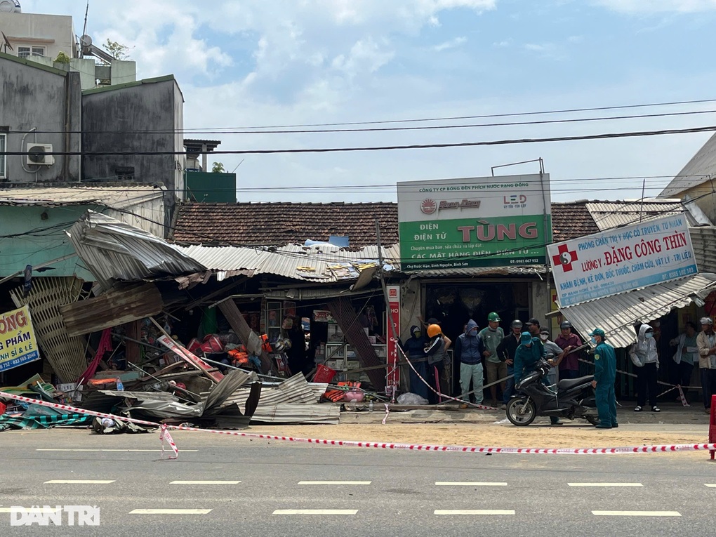 Vụ tai nạn 5 người thương vong: Ô tô ngoặt gấp tông nhiều xe máy, nhà dân - 3 Vụ tai nạn 5 người thương vong: Ô tô ngoặt gấp tông nhiều xe máy, nhà dân - 3