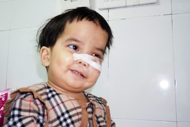 Nụ cười nhói lòng của bé gái mắc bệnh "xương hóa đá" hiếm gặp