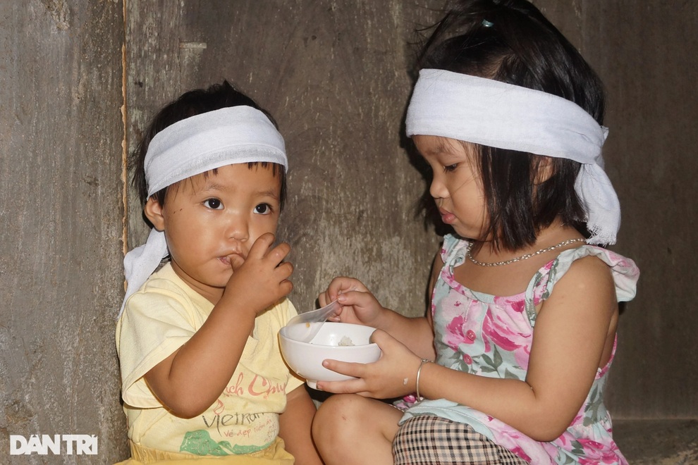 Xót thương 4 đứa trẻ đầu chít khăn tang gọi tên cha trong vô vọng! - 5 Xót thương 4 đứa trẻ đầu chít khăn tang gọi tên cha trong vô vọng! - 5