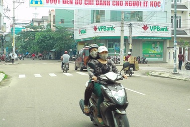 Phản cảm khẩu hiệu "Vượt đèn đỏ chỉ dành cho người ít học"