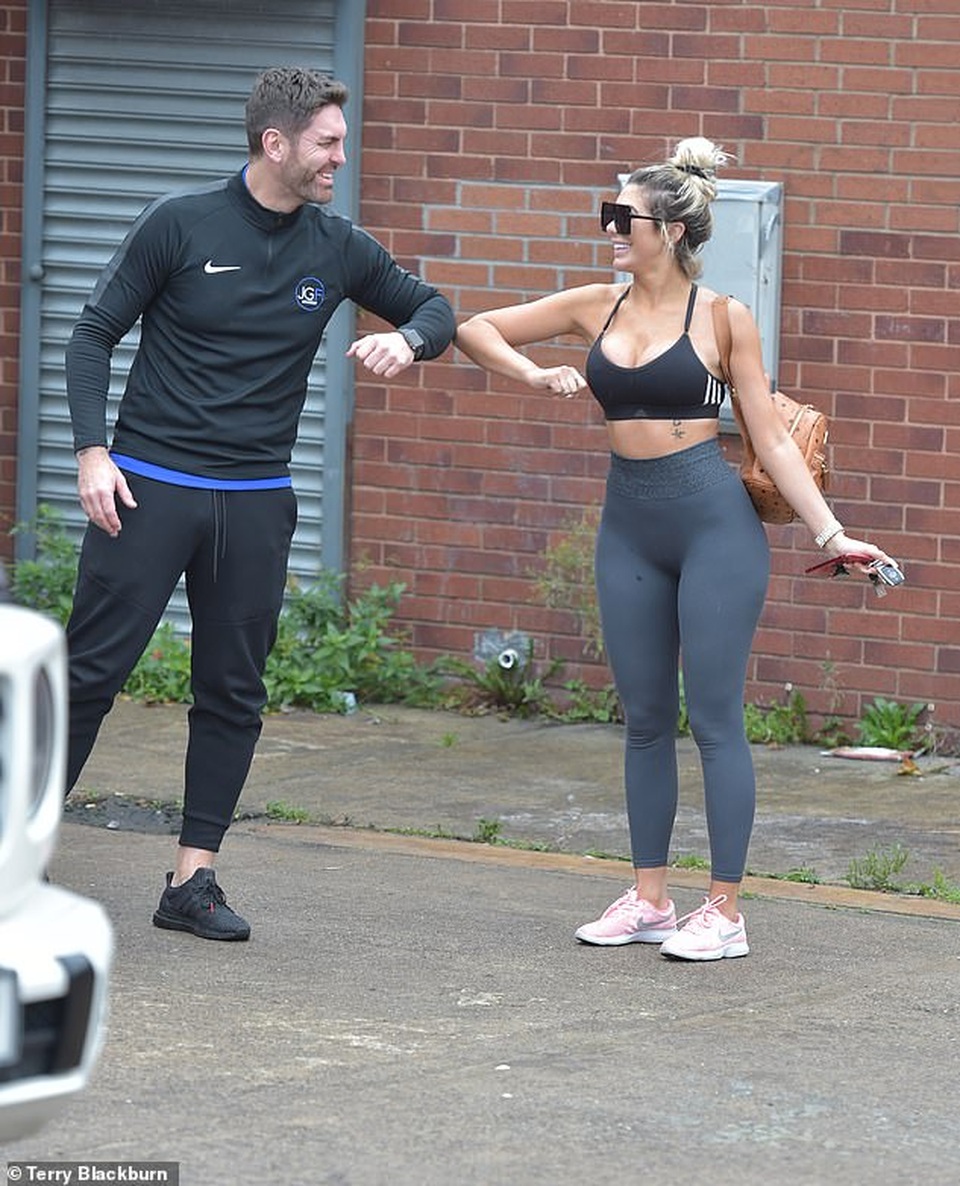 Chloe Ferry gợi cảm tái xuất sau khi thu nhỏ vòng một - 2 Chloe Ferry gợi cảm tái xuất sau khi thu nhỏ vòng một - 2