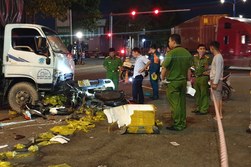 Vụ ô tô tải tông 3 người chờ đèn đỏ: Tài xế khai mất phanh xe - 1 Vụ ô tô tải tông 3 người chờ đèn đỏ: Tài xế khai mất phanh xe - 1