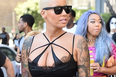 Vũ nữ thoát y mặc hở hang đi.... diễu hành