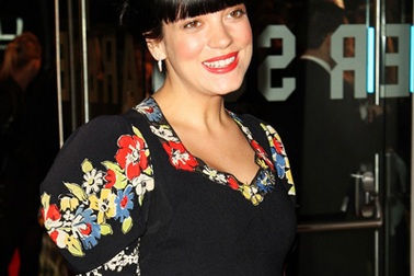 Lily Allen mang thai bé trai