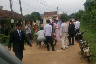 Vụ chặn xe dâu đòi nợ: Trưởng thôn nhận lỗi và tiếp tục công tác