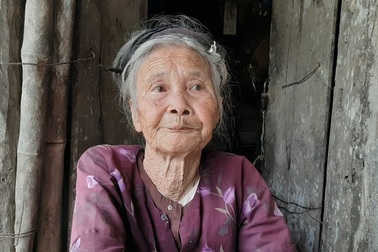 Cụ bà 91 tuổi cương quyết từ chối nhận hỗ trợ xây nhà mới